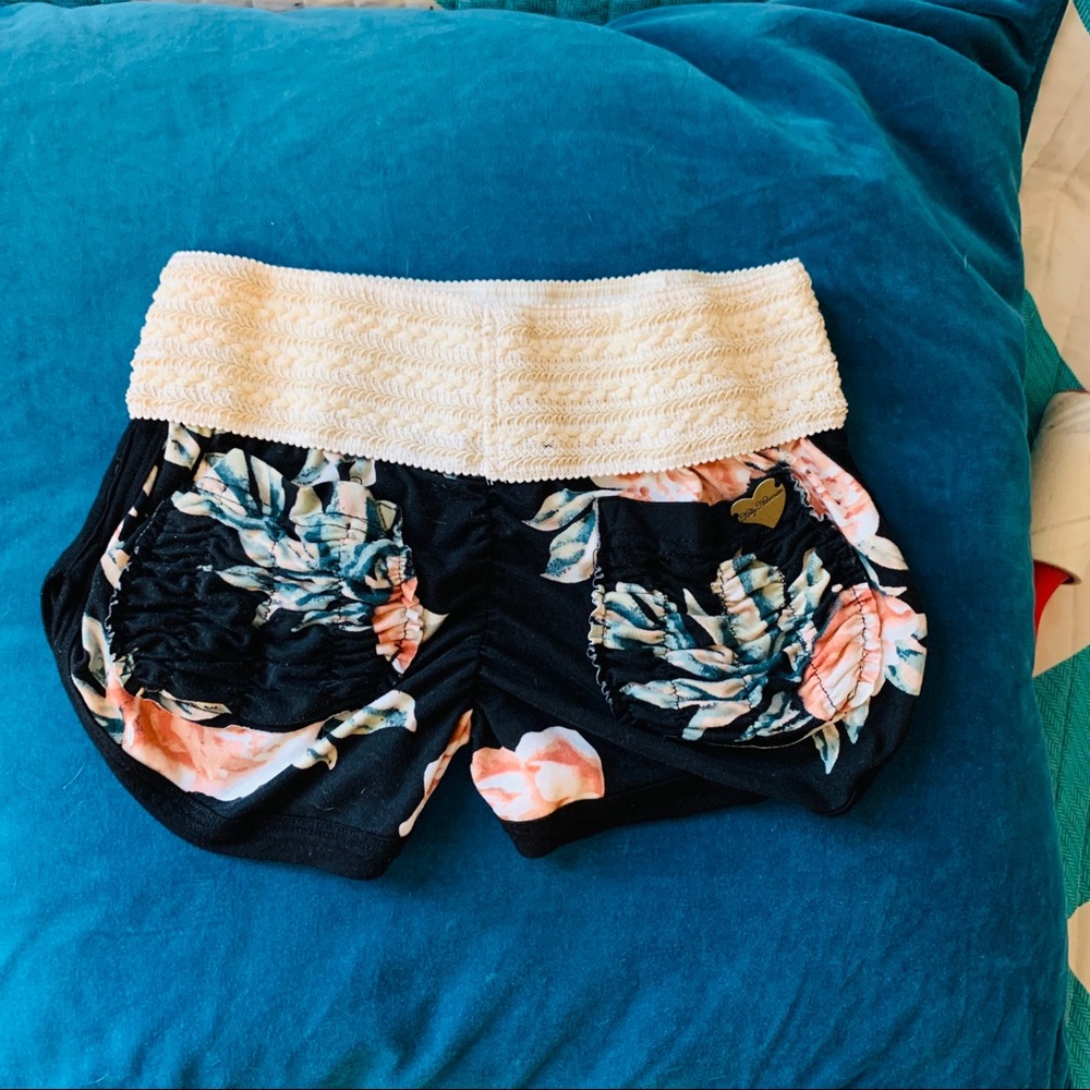 Black floral print cute booty scrunch shorts